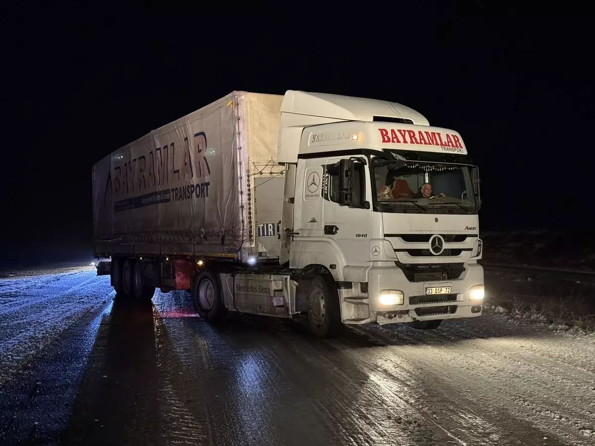 Ağrı-İran kara yolunda tipi nedeniyle ulaşım sağlanamıyor