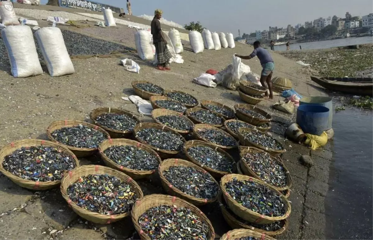 Albüm: Bangladeş\'te İşçiler Nehir Kıyısındaki Plastik Malzemeleri Geri Dönüştürmek Üzere Kurutuyor