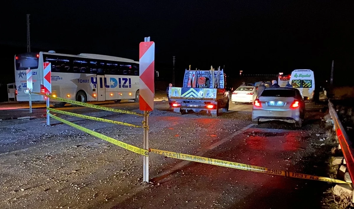Amasya\'da Yolcu Otobüsü Kaza Yaptı: 6 Yaralı