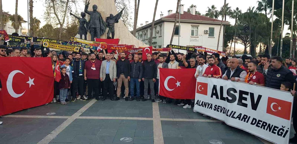 Antalya\'da vatandaşlar terörü protesto etti