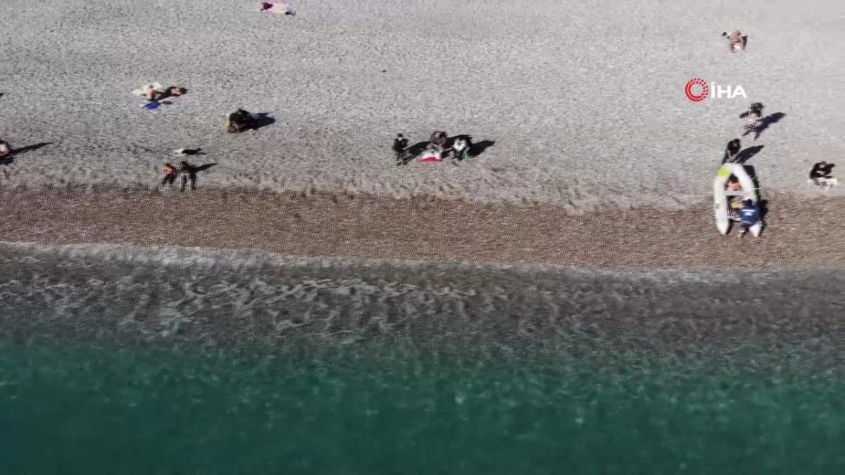 Antalya\'da yaz aylarını aratmayan havayı görenler sahile koştu