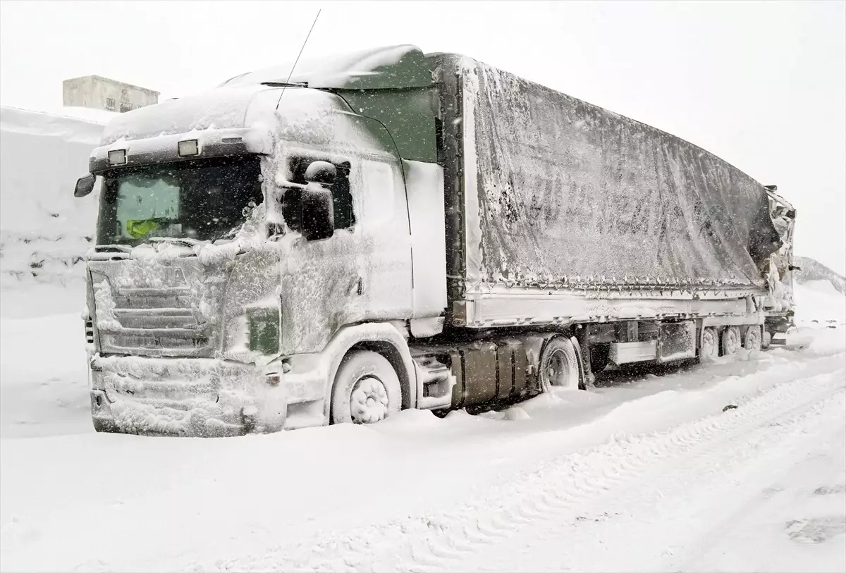 Ardahan-Çıldır kara yolunda zincirleme trafik kazası