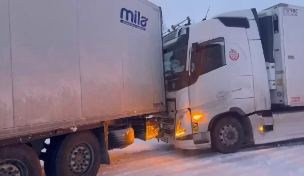 Ardağan-Kars Kara Yolunda TIR Kazası - Son Dakika