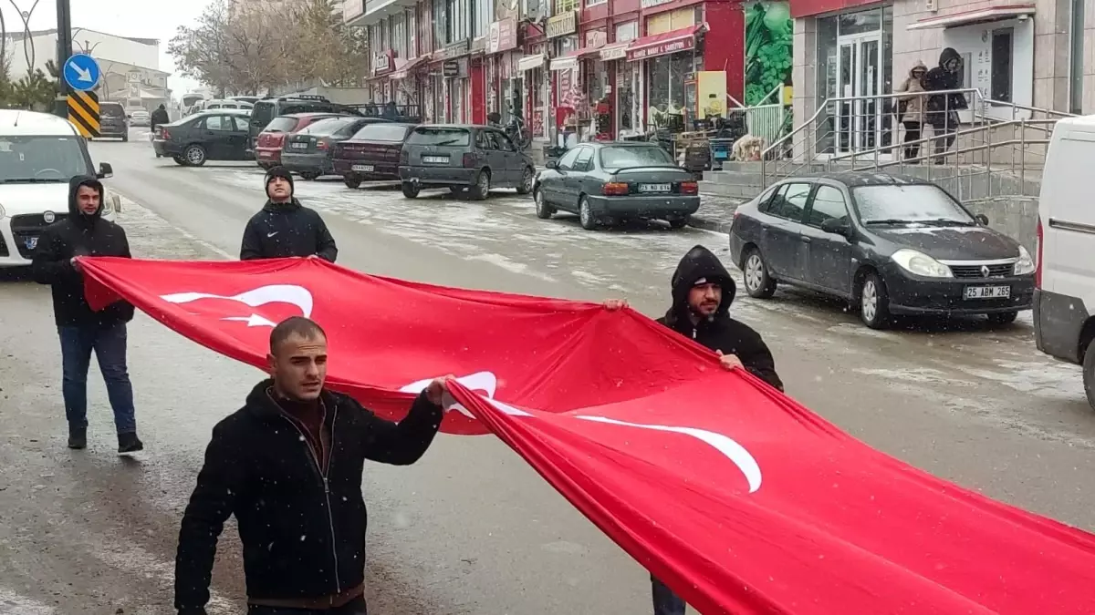 Aşkale\'de gençler şehitler için yürüdü