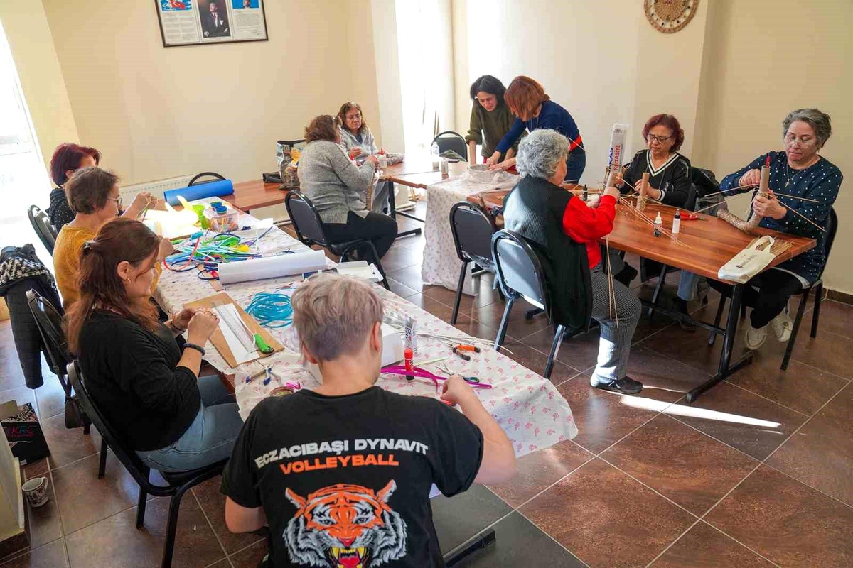 Tepebaşı Belediyesi Belde Evlerinde Kağıt Takı Kursu Düzenliyor