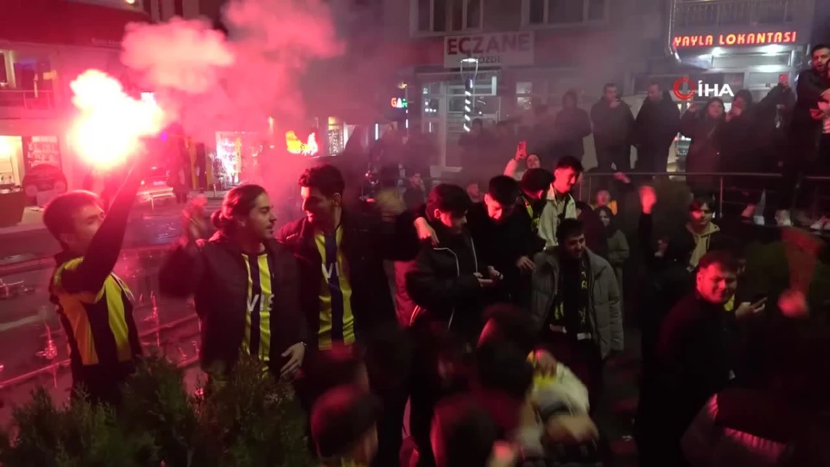 Fenerbahçe-Galatasaray Derbisi Öncesi Taraftarlar Coşkuyla Yürüdü