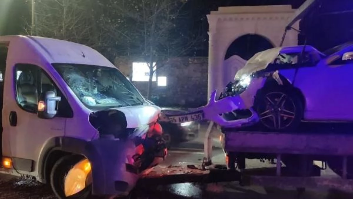 Beşiktaş\'ta otomobil servis minibüsüne çarptı: 9 yaralı