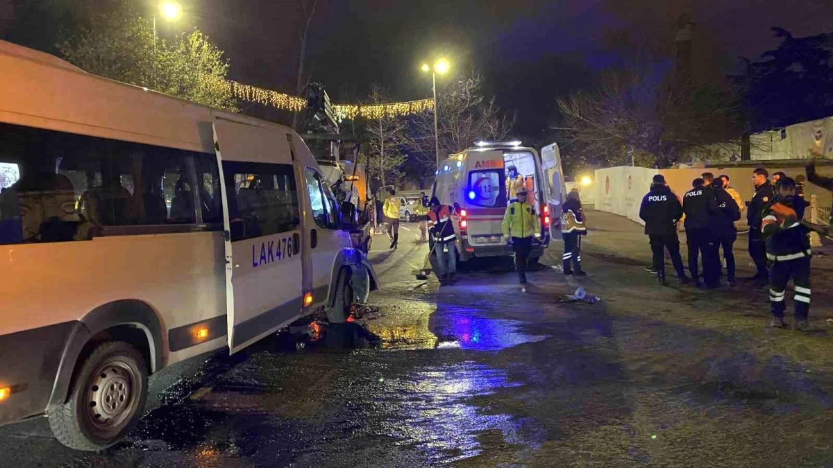 Beşiktaş\'ta Otomobil ve Servis Aracı Kafa Kafaya Çarpıştı: 9 Yaralı