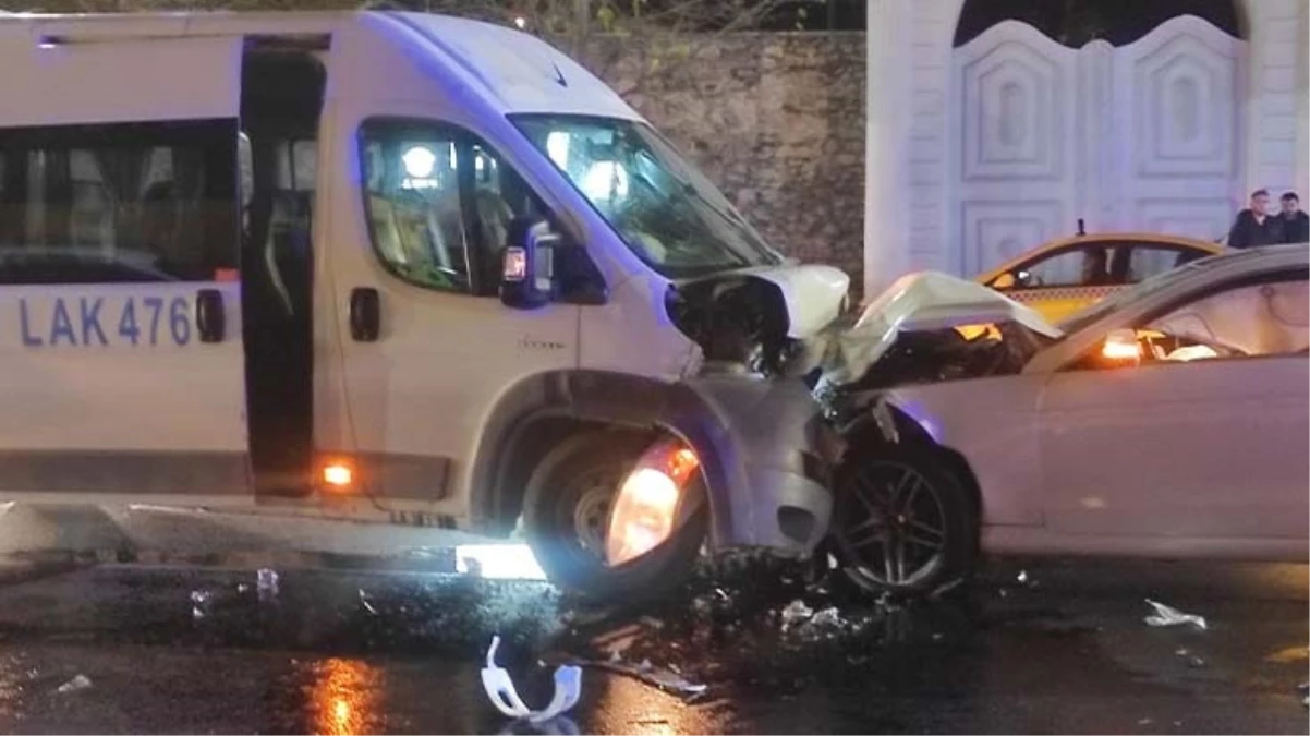 İstanbul\'un göbeğinde feci kaza! Otomobil, servisle kafa kafaya çarpıştı: 9 yaralı