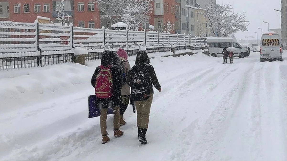 Kar yağışı eğitimi etkiledi! Birçok il ve ilçede okullar tatil