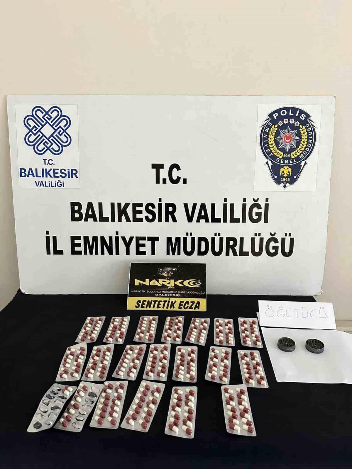 Çantasından 250\'den fazla hap çıktı