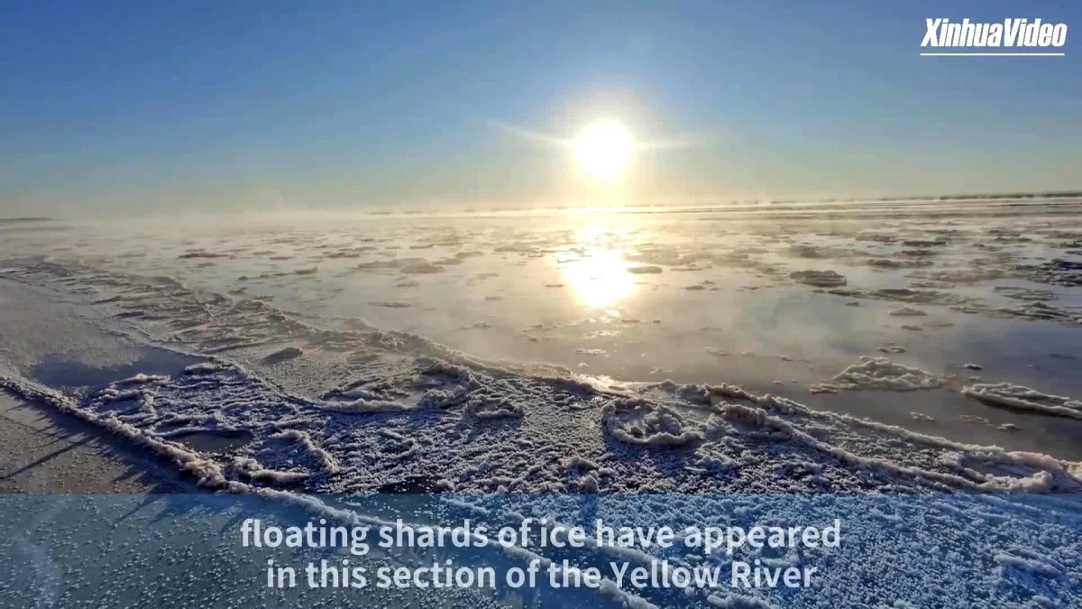 Sarı Nehir\'de yüzen buz kütlelerinin çeşitli görüntüleri