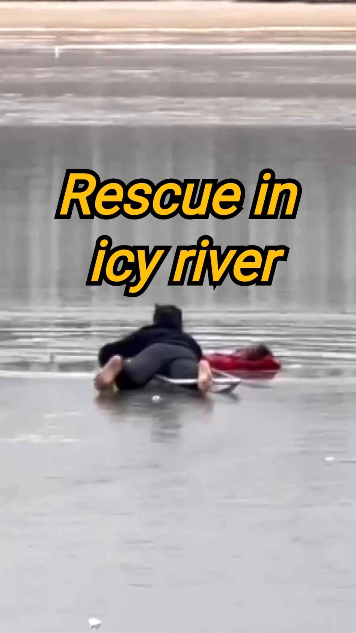 Polis, boğulan kadını kurtardı