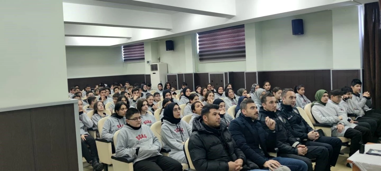 Erzurum Emniyet Müdürlüğü Öğrencilere Bilgilendirme Çalışmalarını Sürdürüyor