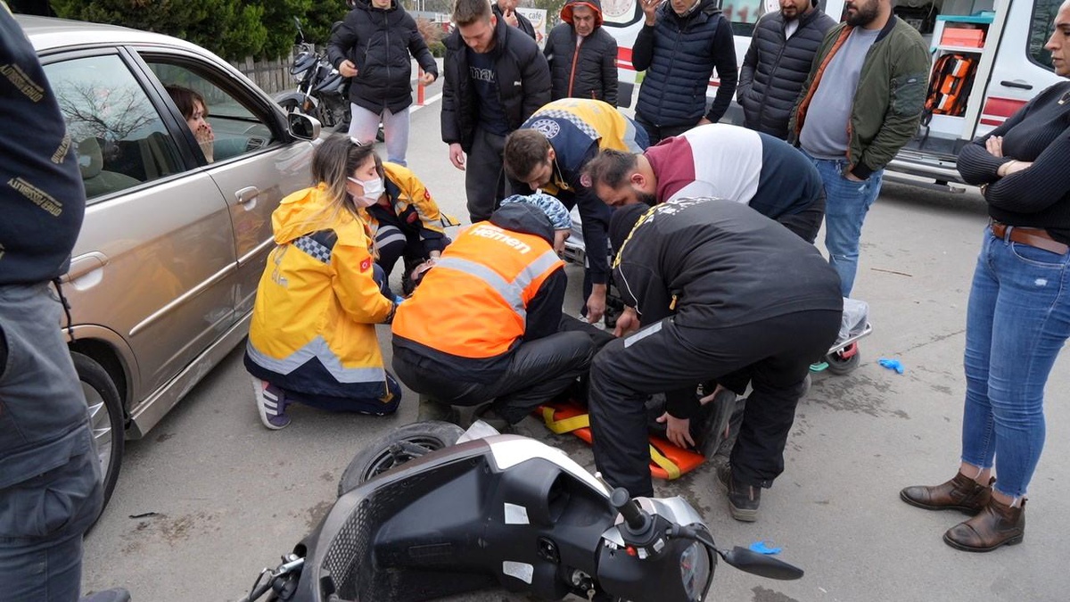 Edirne\'de motosiklet ile otomobil çarpışması: Kurye yaralandı