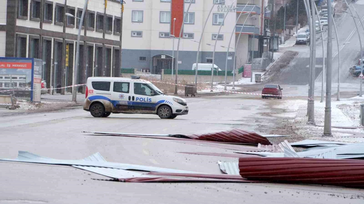 Erzurum\'da Fırtına: Çatılar Uçtu, Yollar Kapatıldı