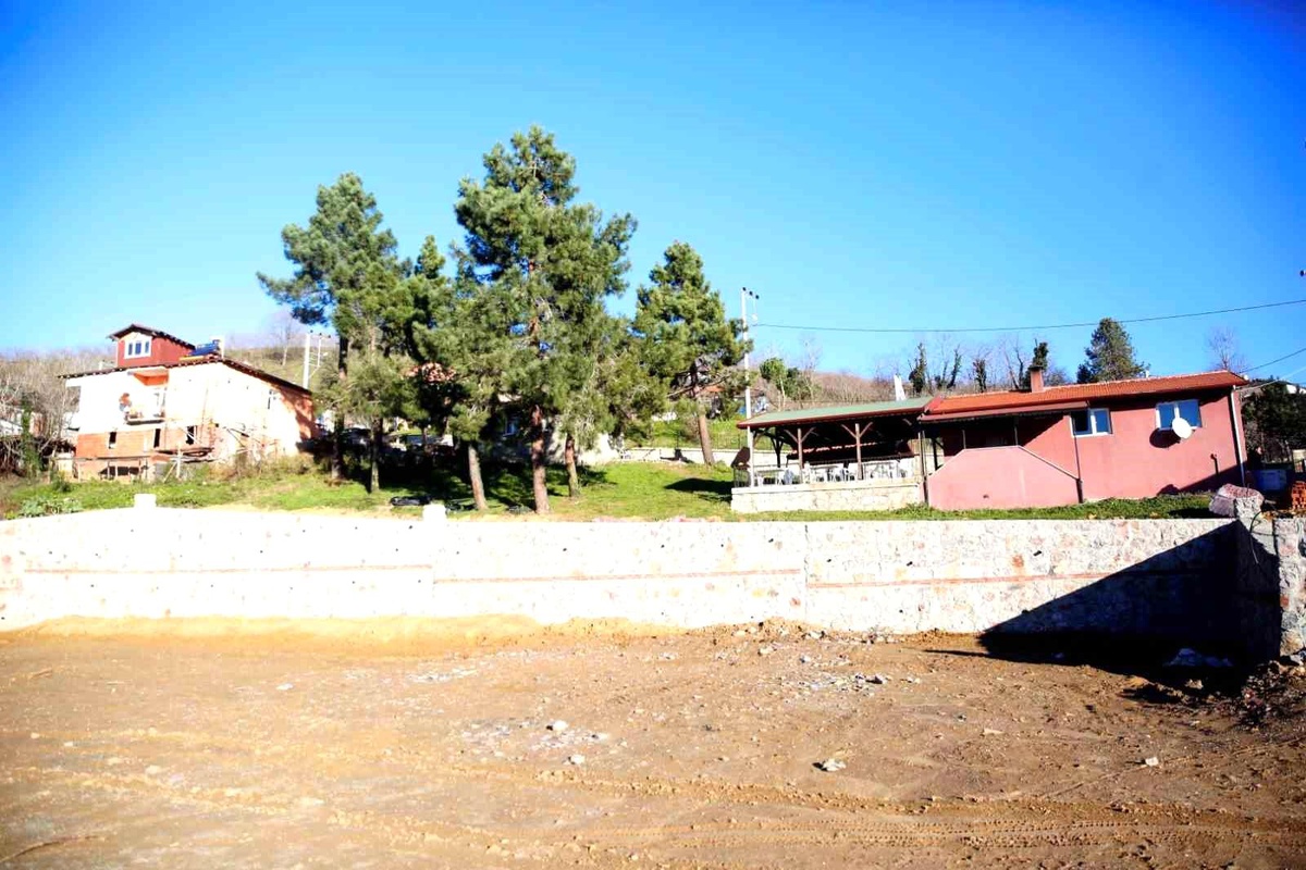 Eşme Ahmediye köyüne futbol sahası yapımı başladı