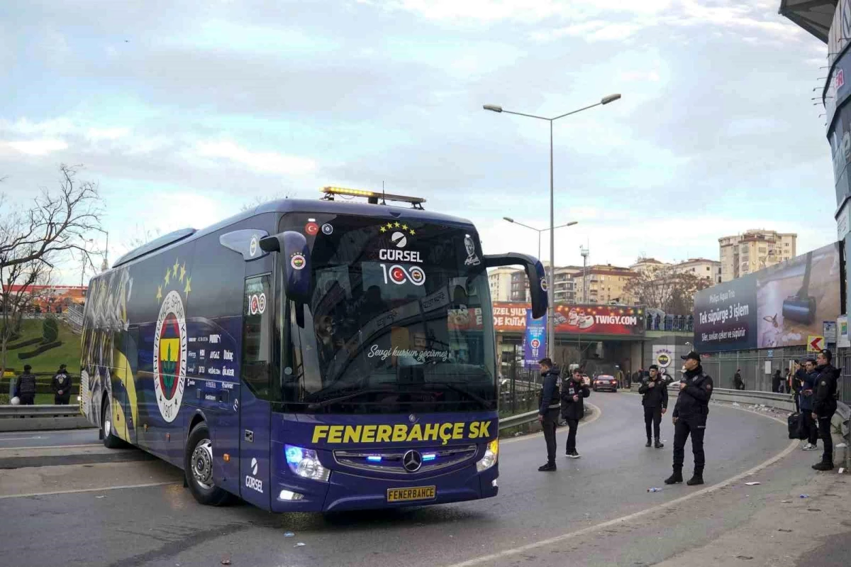 Fenerbahçe, Galatasaray derbisi için Ülker Stadyumu\'na geldi