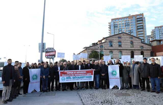 FOX TV binasında toplanan Mil-Diyanet Sen üyeleri, Kızıl Goncalar dizisini protesto etti