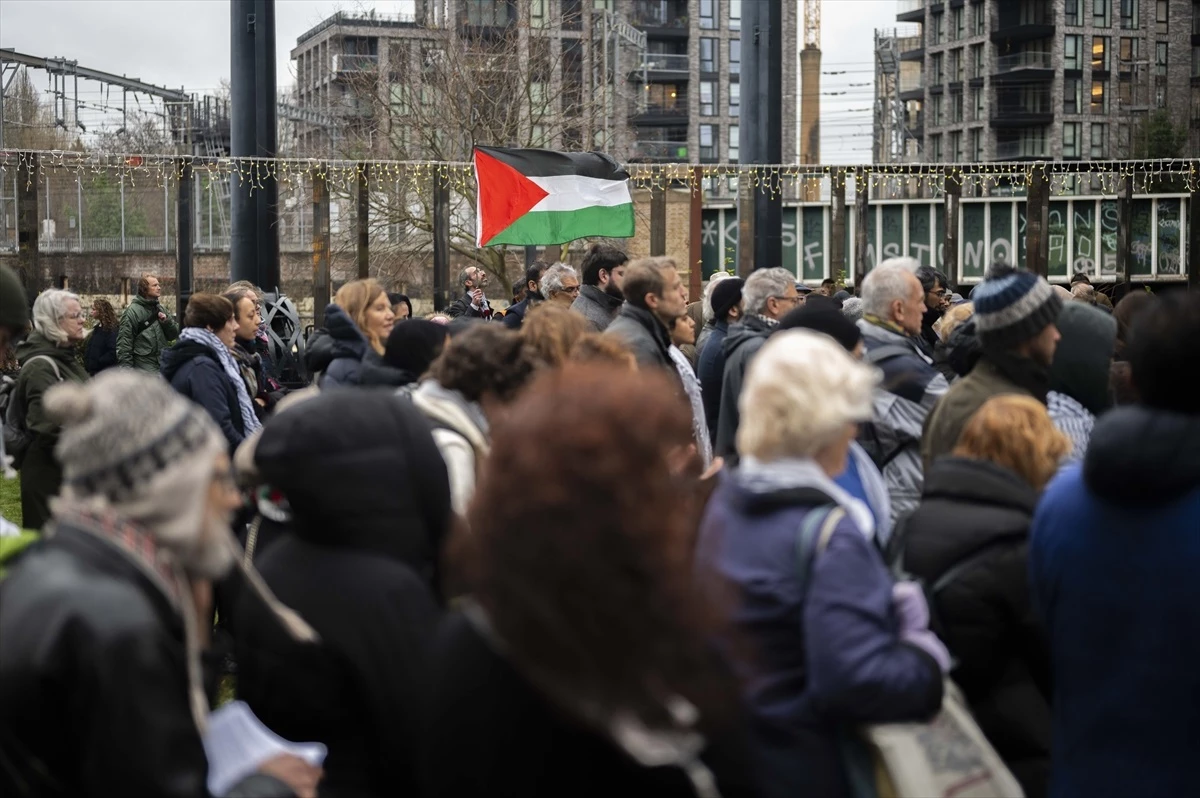 İngiltere\'de Sağlık Çalışanları Gazze İçin Anma Etkinliği Düzenledi