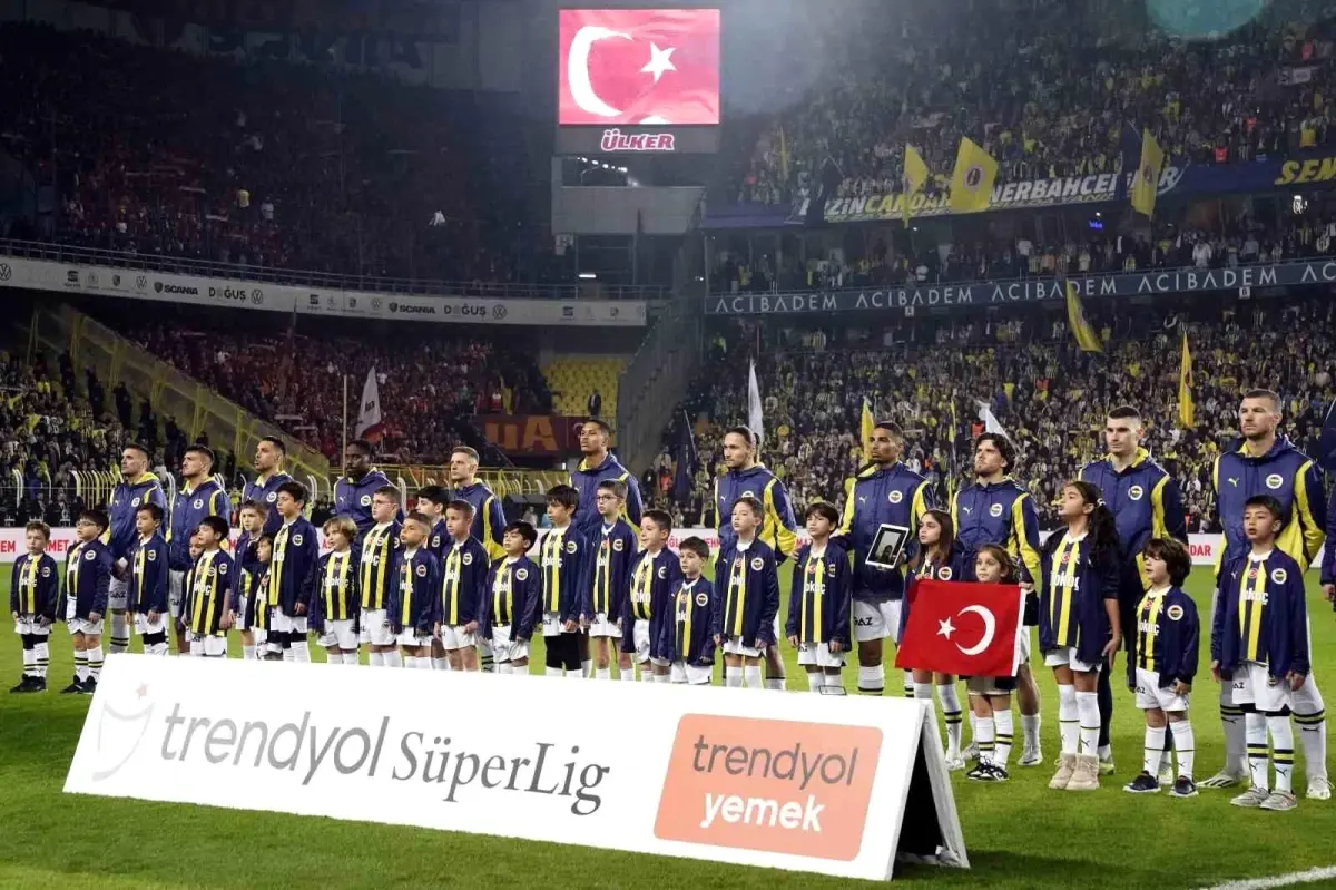 Fenerbahçe, Galatasaray maçına 4 değişiklikle çıktı