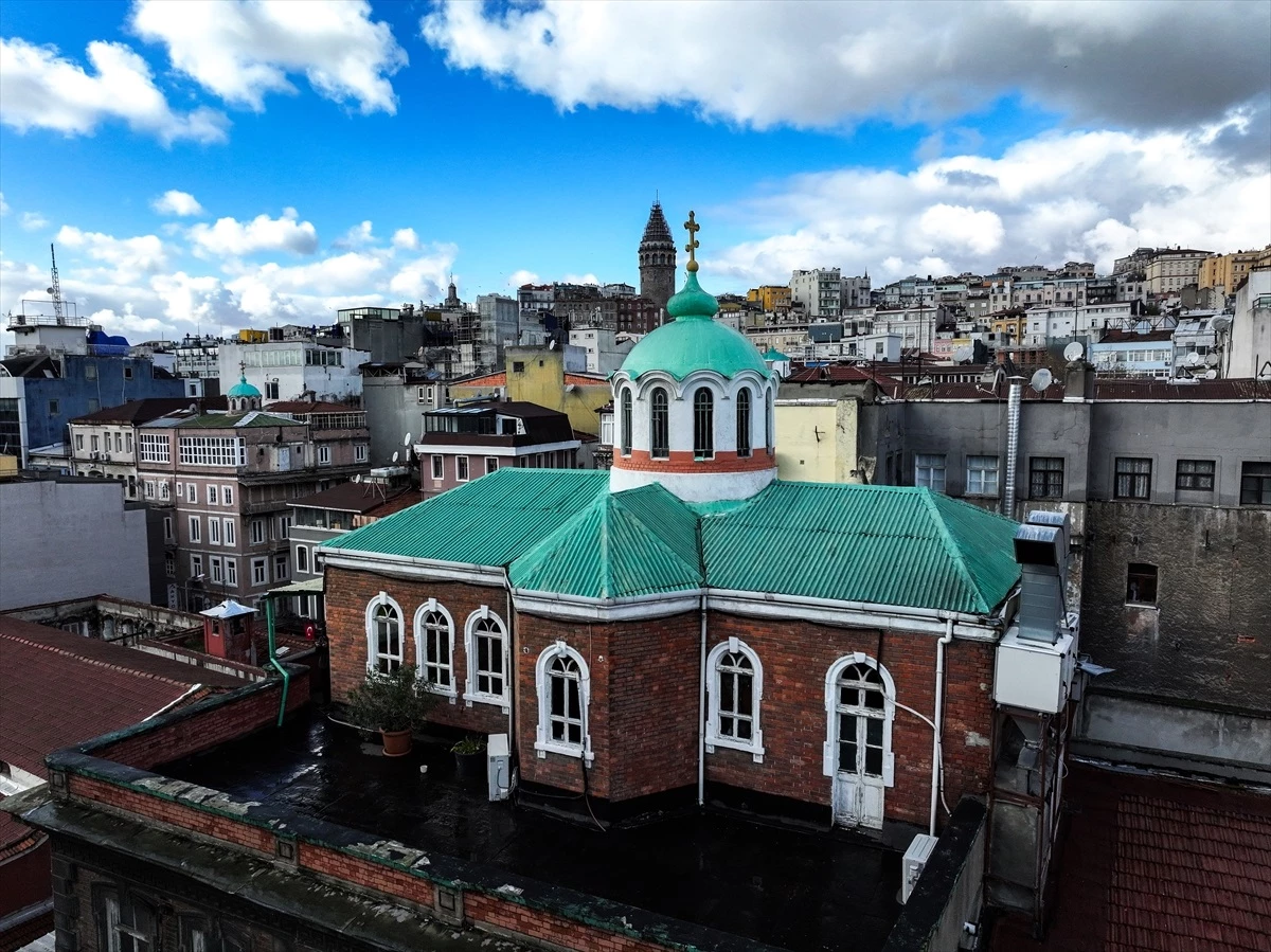 İstanbul\'daki Çatı Kiliseleri Hala İbadet Ediliyor