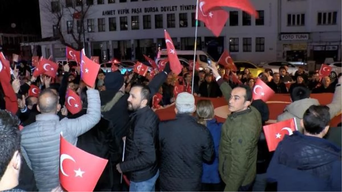 Bursa\'da vatandaşlar şehitler için yürüdü
