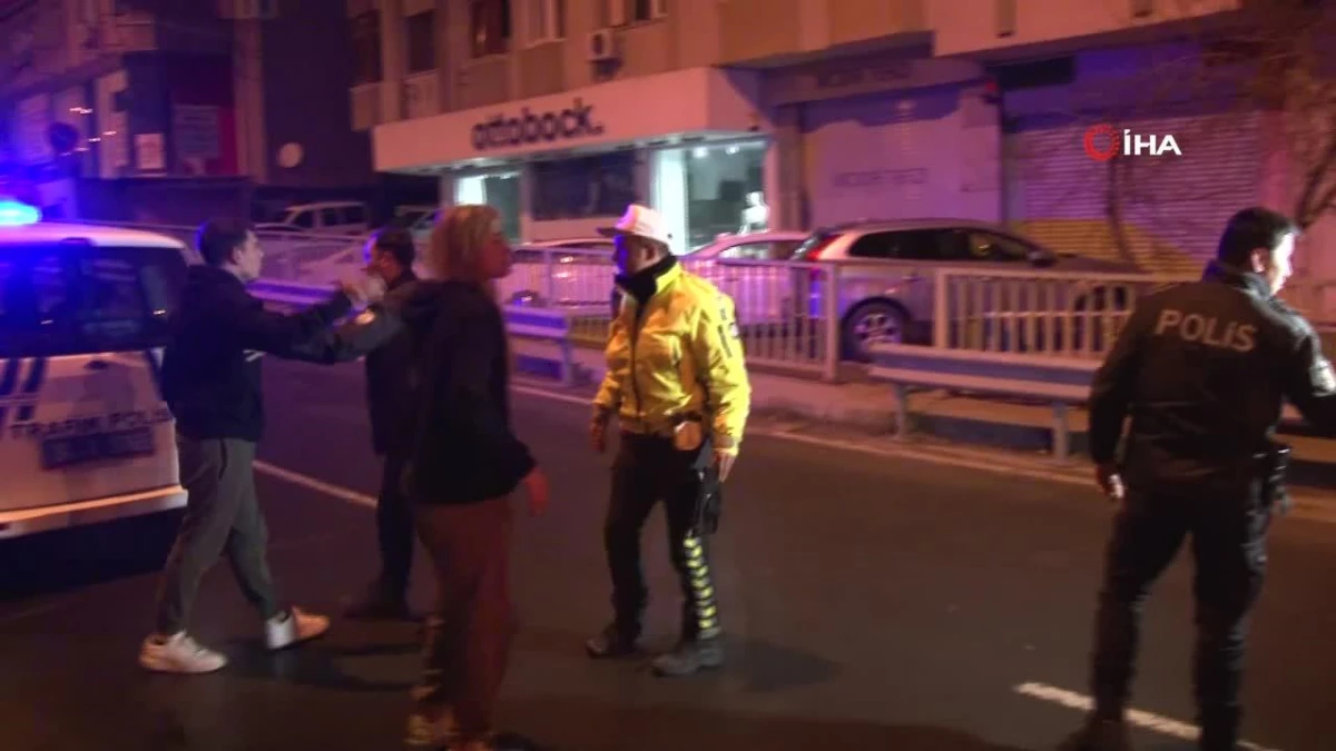 Kadıköy\'de alkollü sürücü kaza yaptı ve basın mensuplarına saldırdı