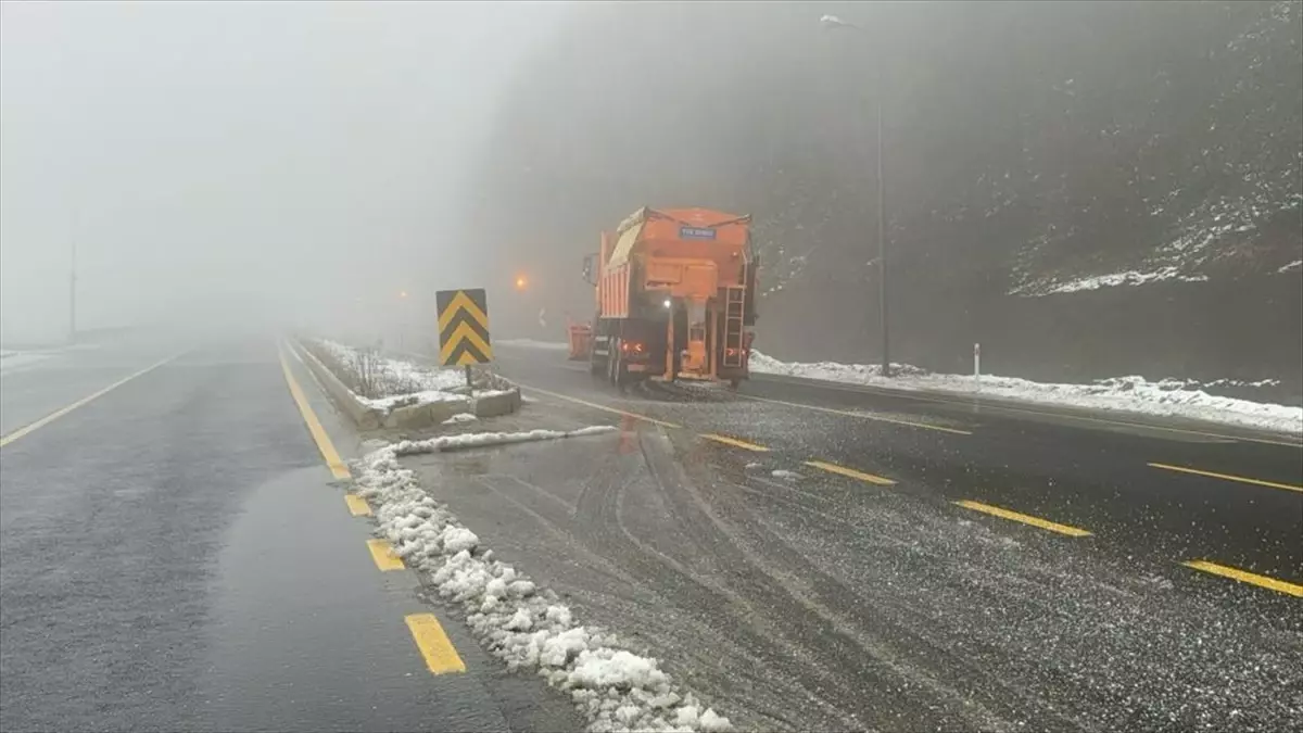 Bolu Dağı\'nda Karayolları Ekipleri Kar Küreme ve Tuzlama Çalışması Yürütüyor