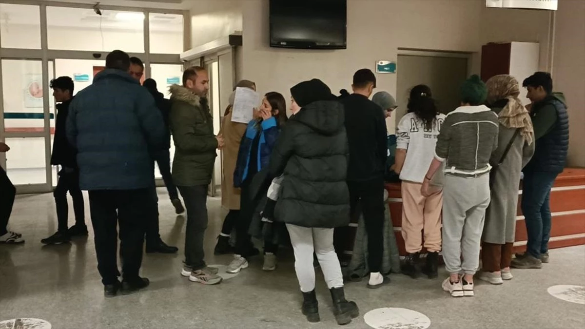 Kars\'ta 80 öğrenci gıda zehirlenmesi şüphesiyle hastaneye kaldırıldı