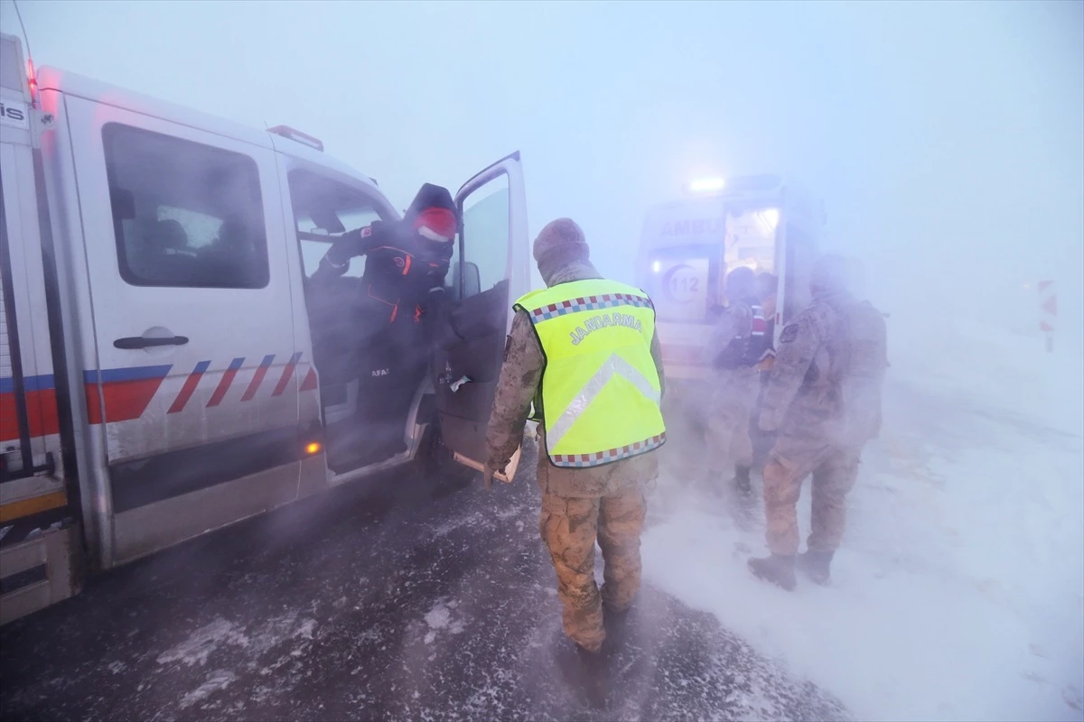 Kars\'ta zincirleme trafik kazası: 1\'i bebek 17 kişi yaralandı