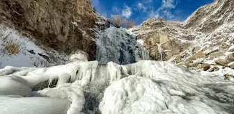 Kars'ta Susuz Şelalesi kısmen dondu