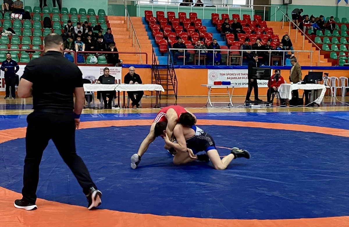 Kırşehir\'de Okul Sporları Gençler Güreş Grup Yarışmaları Tamamlandı