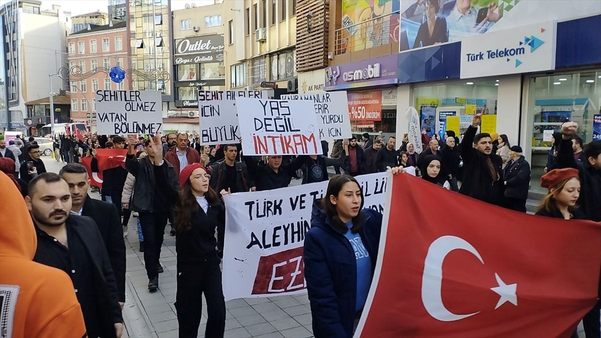 Kocaeli\'de vatandaşlar şehitler için yürüdü