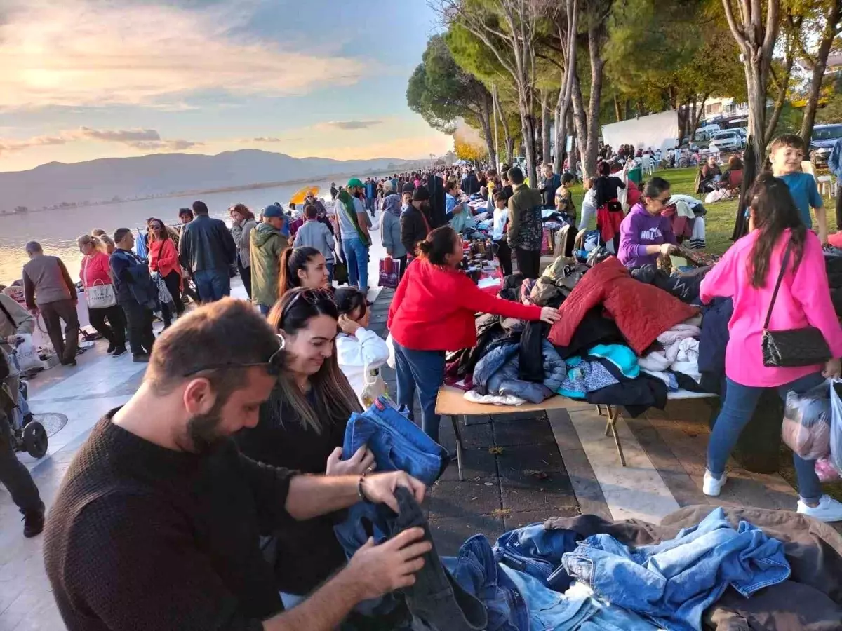 Muğla\'da Yılbaşı Öncesi İkinci El Pazarı Yoğun İlgi Gördü