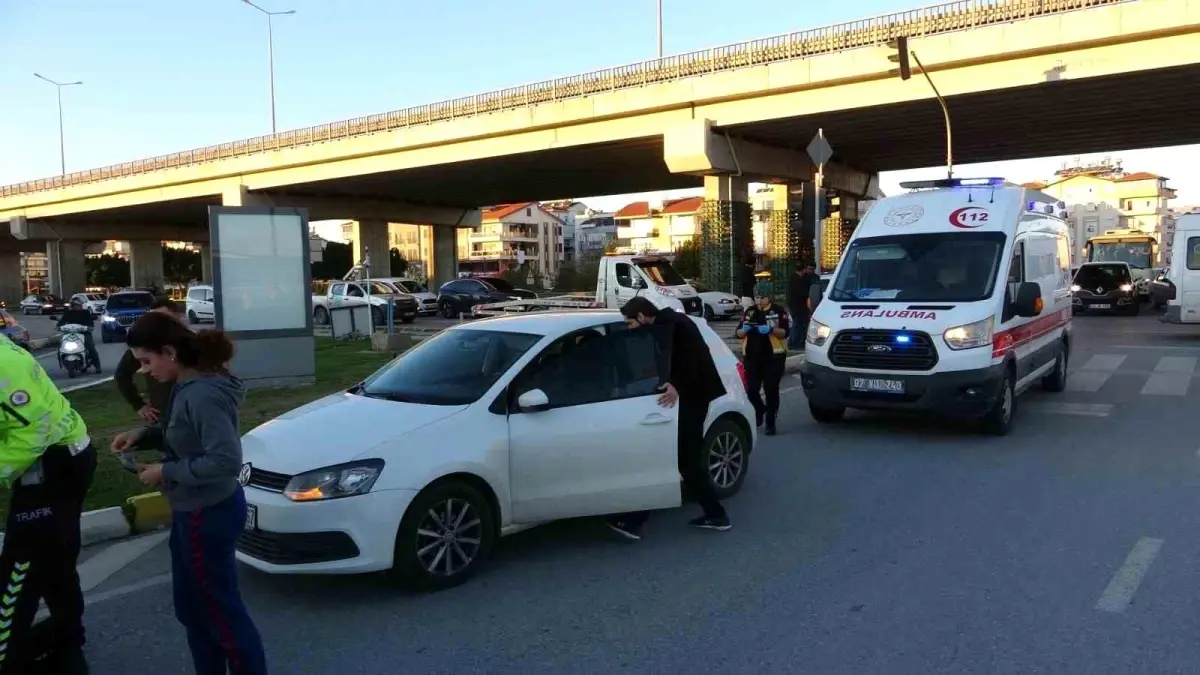 Manavgat\'ta motosiklet otomobile çarptı: 1 yaralı