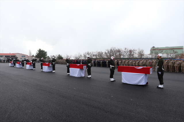 Pençe-Kilit Harekatı bölgesinde şehit olan 6 askerimiz için Şırnak'ta tören yapıldı