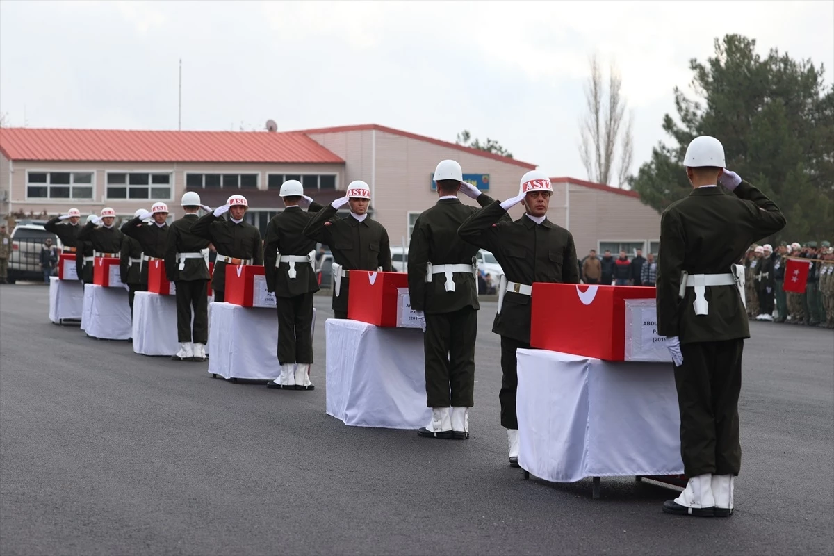 Pençe-Kilit Harekatı bölgesinde şehit olan 6 askerimiz için Şırnak\'ta tören yapıldı