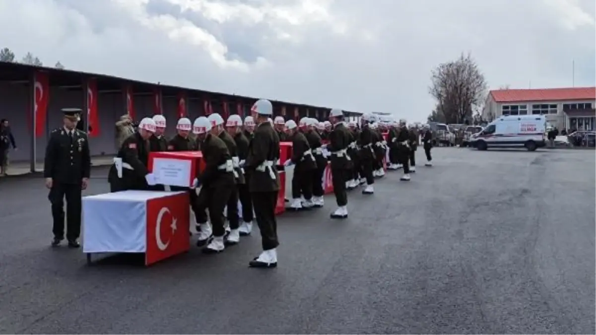 Pençe-Kilit şehitleri, Şırnak\'taki törenin ardından memleketlerine uğurlandı