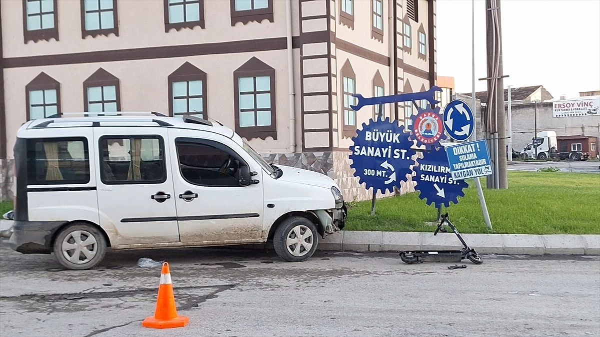 Samsun\'da hafif ticari araç ile elektrikli scooter çarpıştı, 2 kişi yaralandı