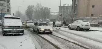 Sivas'ta Yoğun Kar Yağışı Trafikte Aksamalara Neden Oldu