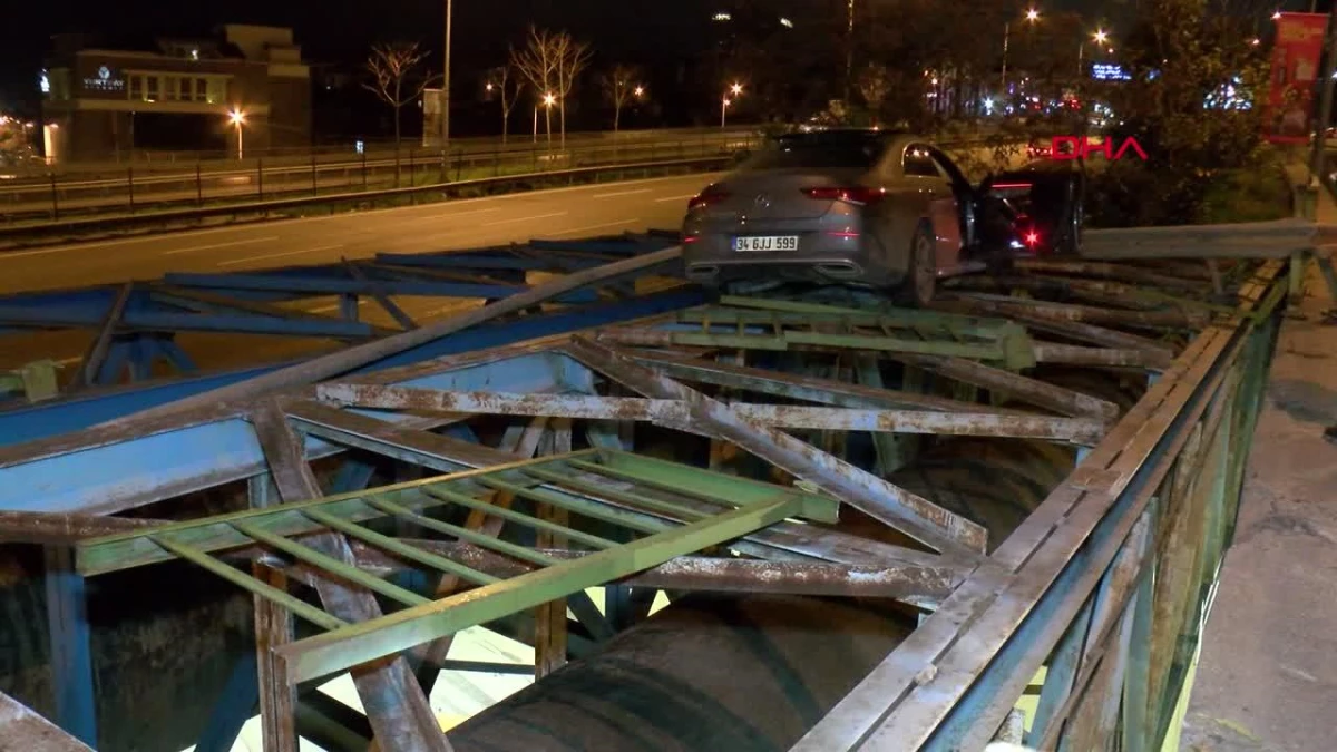 Üsküdar\'da Alkollü Sürücü Köprü Korkuluklarında Asılı Kaldı