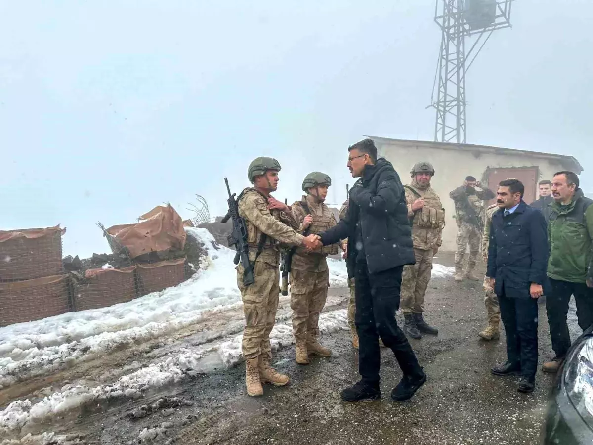 Hakkari Valisi ve Belediye Başkan Vekili Ali Çelik, askerlerle bir araya geldi