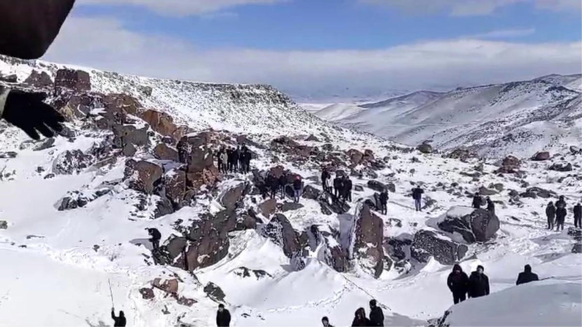 Ağrı\'da Kepçe Uçurumdan Düştü: 3 Kişi Hayatını Kaybetti