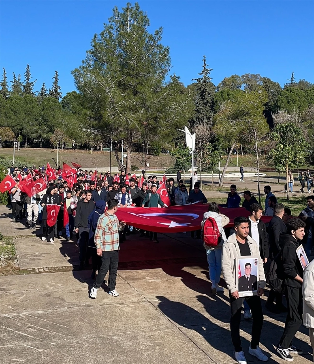 Adana\'da Şehit Olan Askerler İçin Üniversite Öğrencilerinden Yürüyüş