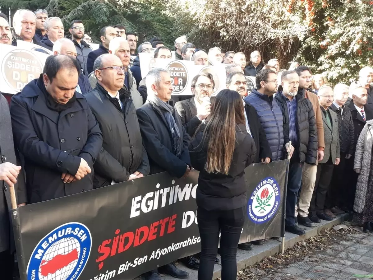 Eğitim Bir-Sen Üyeleri, Öğretmene Yapılan Bıçaklı Saldırıya Tepki Gösterdi