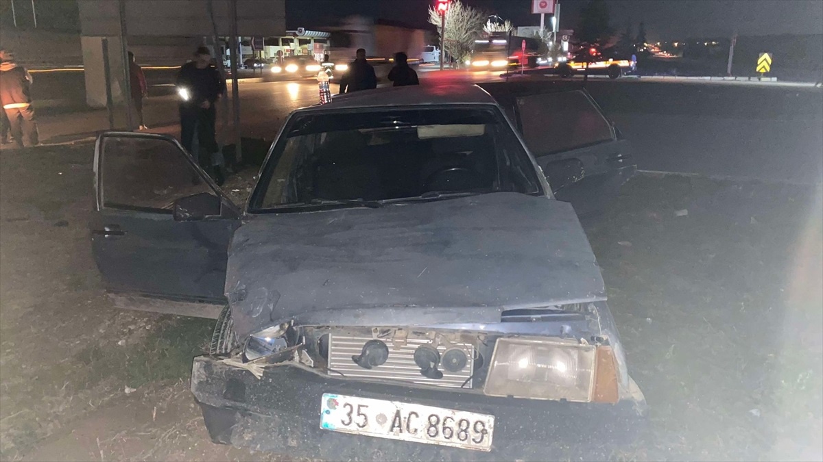 Afyonkarahisar\'da Otomobil Çarpışması: 4 Yaralı