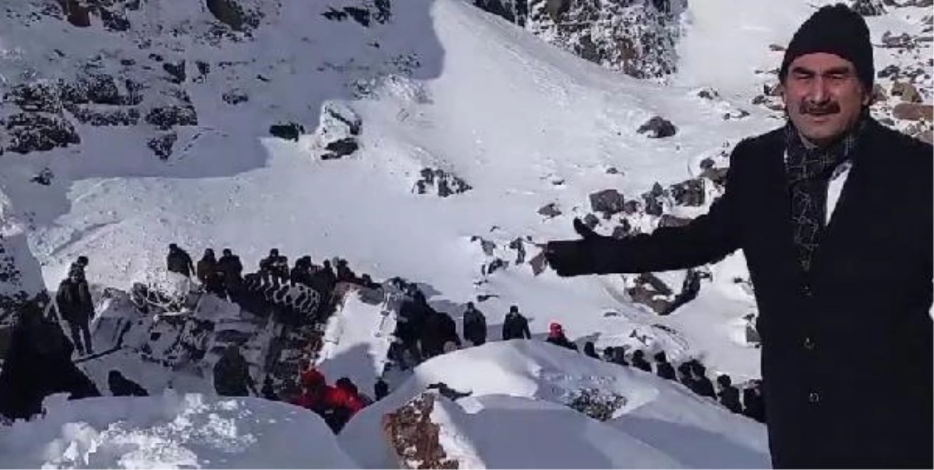 Ağrı\'da kar tipisi sonucu iş makinesi uçuruma yuvarlandı, 4 kişi hayatını kaybetti
