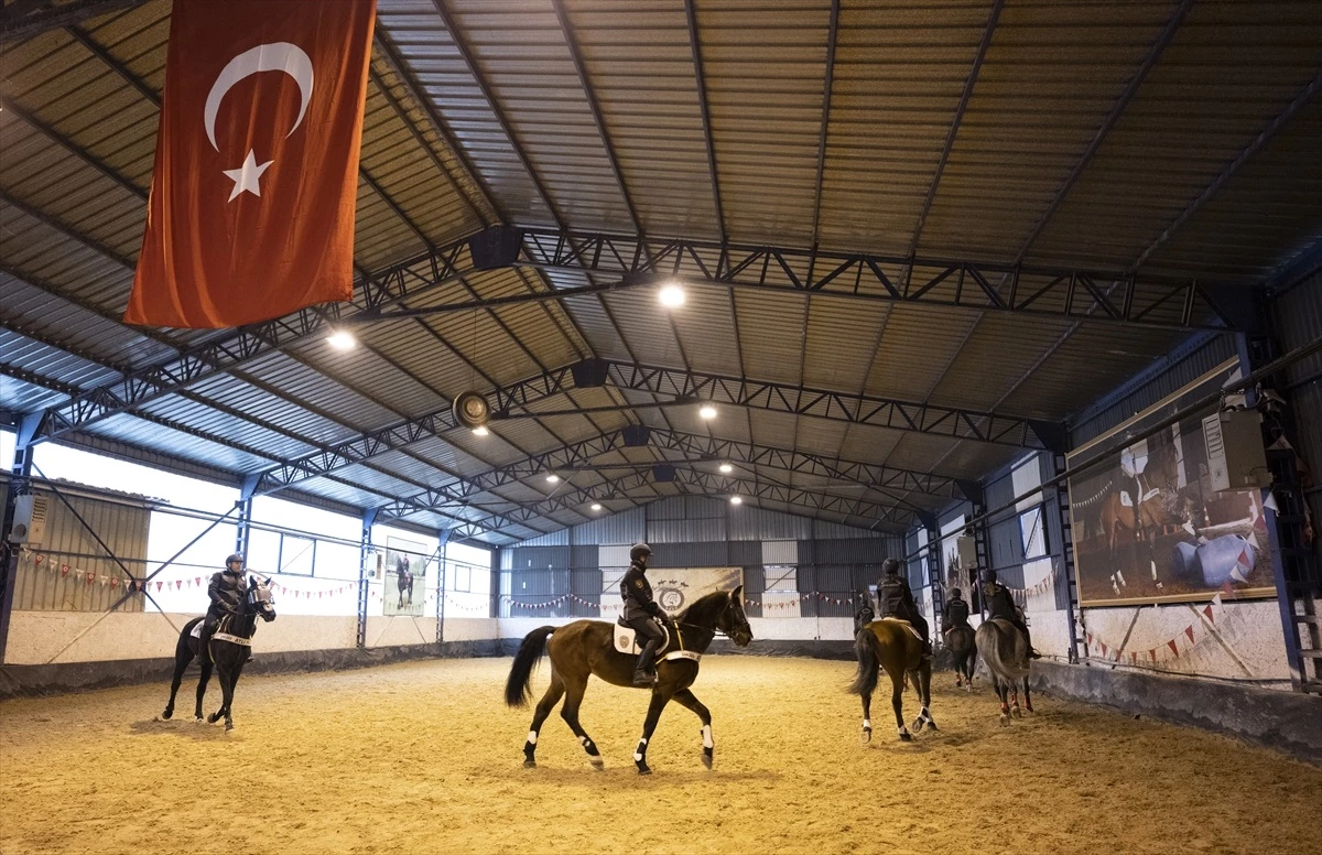 Ankara Emniyet Müdürlüğü bünyesindeki "atlı polisler" zorlu eğitimlerin ardından göreve başlıyor