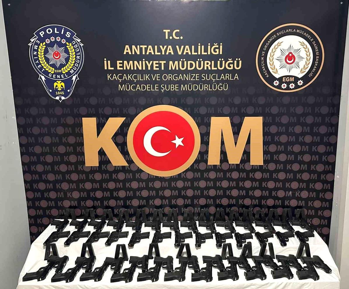 Antalya\'da 49 Adet Ruhsatsız Silah Ele Geçirildi, 2 Kişi Tutuklandı